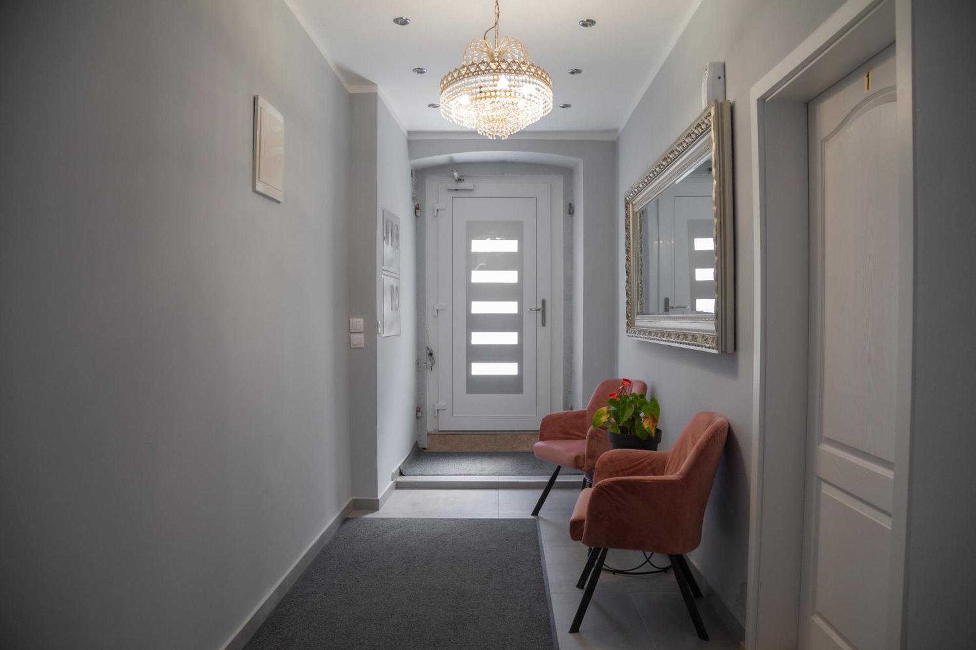 Captain Emo City Apartments Pula Exterior photo
