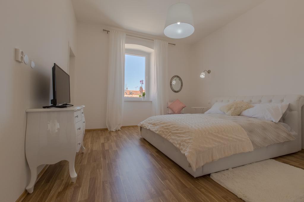 Captain Emo City Apartments Pula Exterior photo
